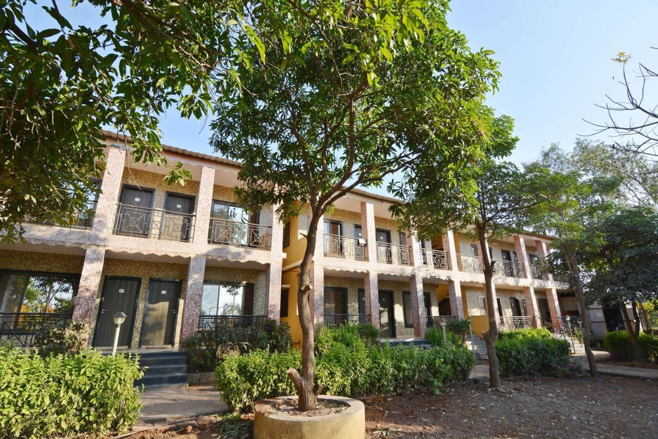 Oyo Midway Park Resort Atgaon ภายนอก รูปภาพ